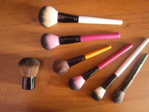 Окуните кончик кисточки в емкость с пудрой, слегка постучите по краю пудреницы или крышки, чтобы убрать излишки