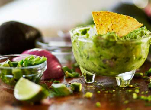 Если оставить дома чуть чуть дозреть, оно он чернеет а не спеет