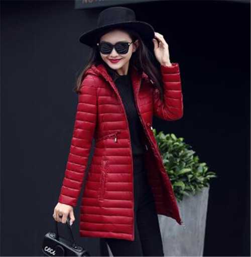 Осенью будут особенно актуальны легкие короткие модели, которые великолепно сочетаются и с брюками, и с юбками, подчеркивая красоту фигуры и защищая от ветра