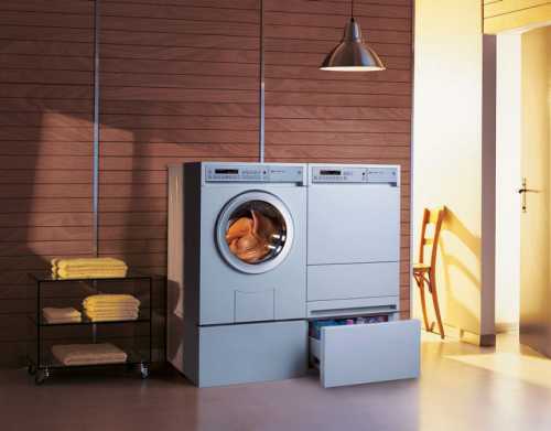 В экономичные, средний расход электроэнергии