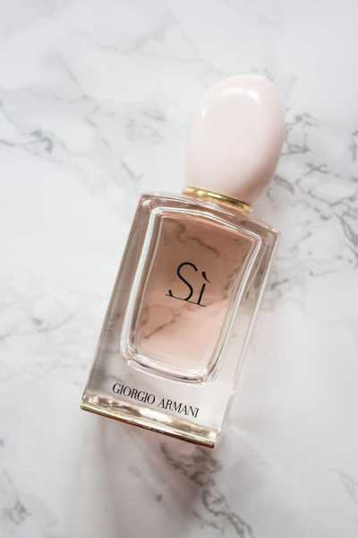 Свежая парфюмерная композиция начинает покорять нотками черной смородины и груши