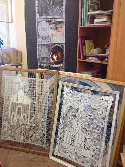 В этом случае лучше вместо плоского листа картона взять крышку от картонной коробки с невысокими бортиками, чтобы можно было спрятать провода от елочной гирлянды в заднюю стенку панно