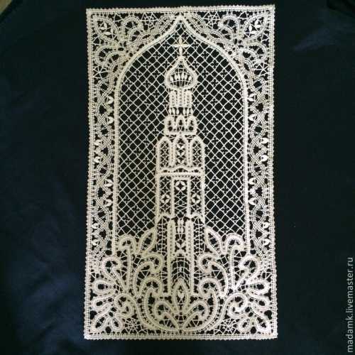 Украсьте цветами из ткани верхний край кружева