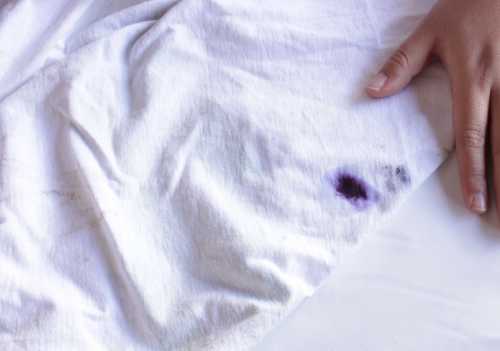 В основном, это пятна от травяных настоев, зелени или крови