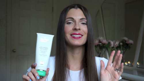 Неправильное питание и злоупотребления фастфудом также не лучшим образом сказывается на состоянии женского лица