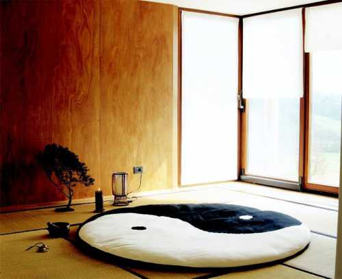 Следует избегать модной тенденции встраивать гараж в конструкцию дома, а тем более входить через него внутрь жилого помещения, поскольку в результате отрицательная энергия, скопившаяся в гараже, проникает в комнаты