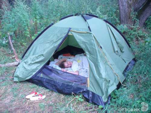 Подойдёт любой мяч, ракетки, скакалки, обруч, воздушный змей, мыльные пузыри, новая книжка или раскраска и прочие развлечения