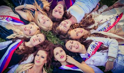 Большой коллаж, собранный из рисунков, запоминающихся фотографий, грамот станет настоящей летописью, наглядным представлением, чего добился, чем жил класс все первые года