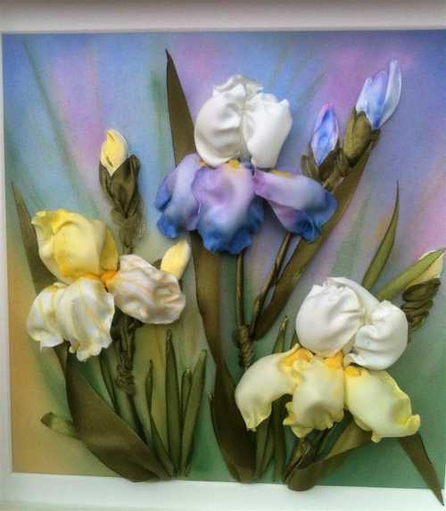 Я скрутила, а уже потом начинаю делать лепестки, направление задаете сами именно вот этим бутоном, прикололи те булавочкой, понравилось, пришили и начали делать лепестки