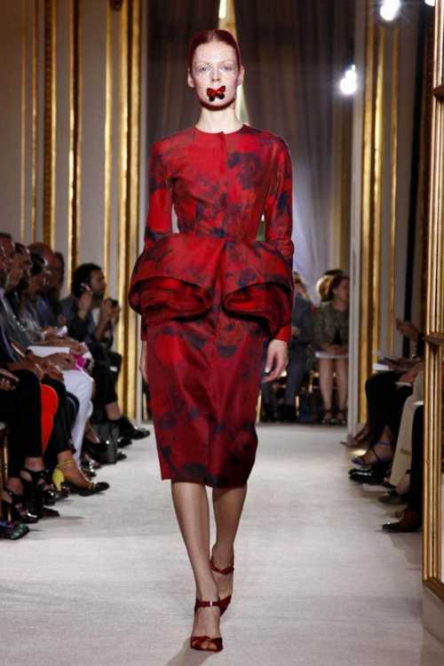 Основной акцент сделан на широких коротких юбках, которые напоминают то ли купола, то ли цветы с подвижными лепестками