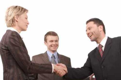 Психологи давно доказали, что распоряжения, сделанные уверенно, в спокойном, уважительном тоне, куда более действенны, чем отданные в состоянии раздражения и сопровождаемые высказываниями и упреками, когда подчиненный думает не столько о существе дела, сколько о том, что ущемлено его достоинство, и над деловыми соображениями берет верх чувство обиды