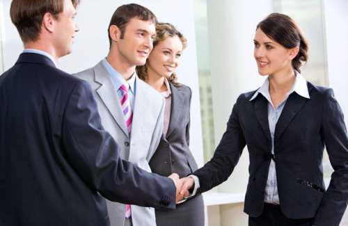 Брюки и кожаный пиджак или хорошо сшитая куртка приемлемый вариант