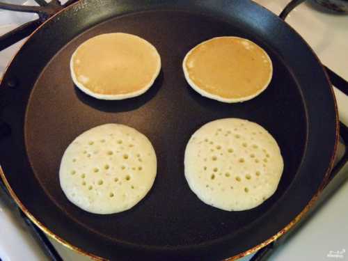 Добавьте столовые ложки теста и дайте ему растечься