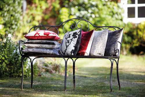 А один из самых долговечных материалов металл, поэтому его холодного блеска здесь так много