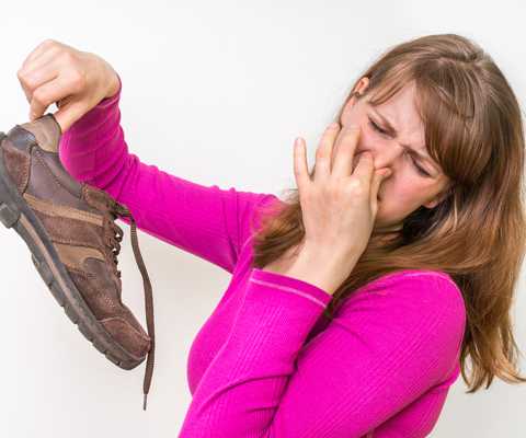 Существует большое разнообразие способов устранения запаха новой обуви