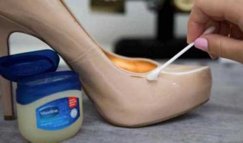 Нанесите немного вазелина на сухие кончики, чтобы они были менее заметны