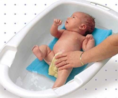 Действительно, подать нужный предмет, взять ребёнка из ванночки, чтобы добавить горячей воды совместное купание малыша сближает молодых родителей