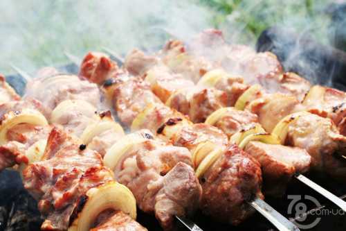 Это делается для того, чтобы каждый кусочек как можно больше напитался соком лука