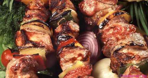 Добавить немного растительного оливкового масла, лавровый лист