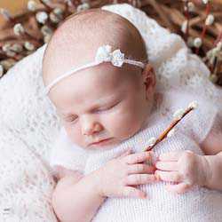 Играя в смотрелки с ребенком, вы обмениваетесь с ним эмоциями и развиваете его способность видеть и чувствовать