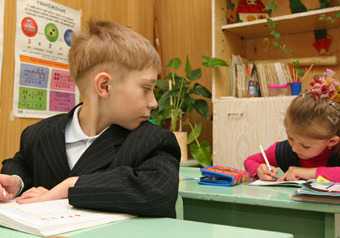 В окно крайней избы раздается осторожный стук