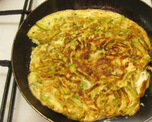 Сделай омлет с молодыми кабачками и креветками фото