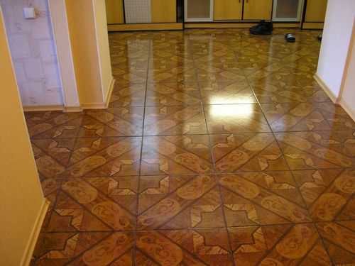 Однако, будучи искусственным продуктом, он чувствителен к химическим растворителям и температурным перепадам, поэтому со временем теряет эластичность