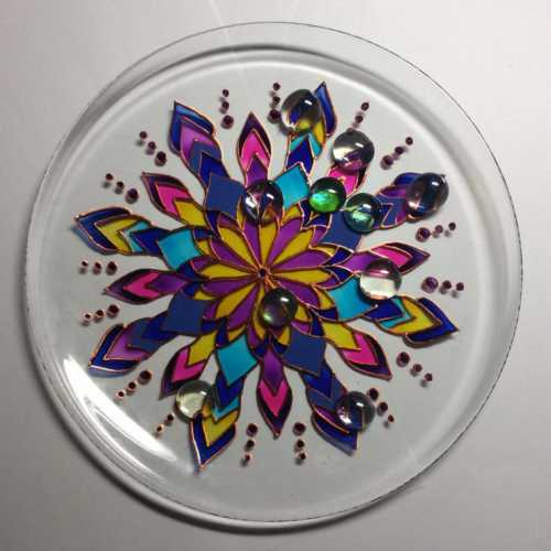 После того, как краска на декоративной тарелке высохнет, вы можете закрепить ее лаком