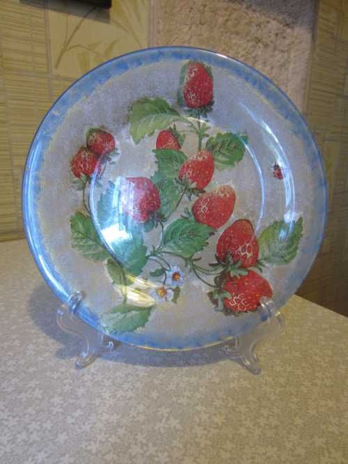 Рекомендуется губкой, смоченной в краске, пройтись по части бутылки, не занятой картинкой