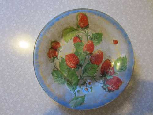 Тарелка Земляника: рукоделие в технике декупаж