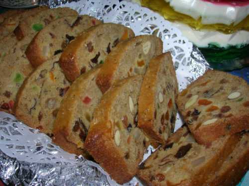 Тесто выложи в формы и выпекай в духовке, разогретой до