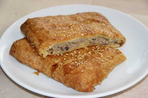 Как приготовить пирог с слоеного теста с мясом