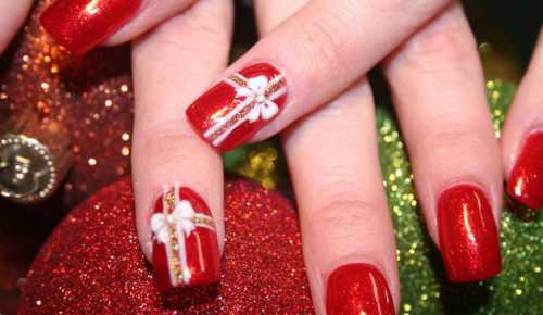 Небольшого размера стразы или блестки на ноготках смотрятся очень элегантно