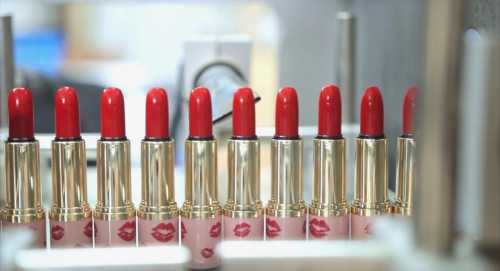 Стрижка боб с боковым пробором для волос каштанового оттенка с колориро ванными прядями бордового и оранжевого тона станет отличным дополнением насыщенного макияжа глаз в черных оттенках, румян коричневого цвета и бежевой помады