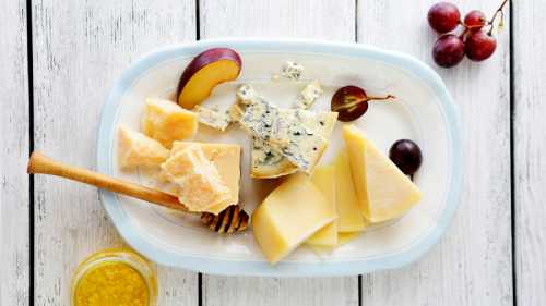 Что нужно делать, чтобы купленный сыр хранился как можно дольше, не портясь и не меняя своих вкусовых качеств