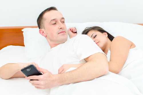 Любая фемин сама должна почувствовать, изменилось ли чтолибо в отношениях у нее с мужем и изменяет ли он ей, ведь в этом плане женская интуиция работает очень хорошо