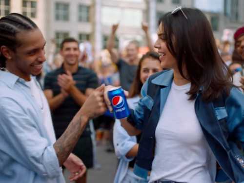 Кендалл Дженнер снялась в новом рекламном видео Pepsi видео