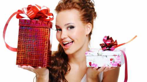 Мужская сумка этот подарок потребует затрат, так как сумку покупать лучше кожаную, чтобы она не потрескалась в ближайшее время