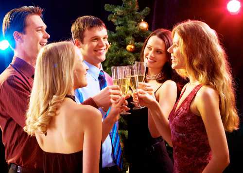 Поскольку на те же даты приходятся и школьные каникулы, у жителей