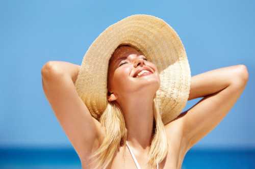 Одной рукой держите его рядом с основанием возле дна, другой же чуть выше уровня воды