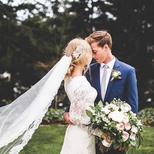 Есть еще один вариант такой прически можно сплести две французские косички от висков и на затылке соединить в одну