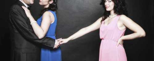 Жена сексвайф со страпоном трахнула мужа и любовника