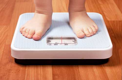 Существует несколько причин появления избыточного веса у детей, возникающих изза патологий развития врожденный гипотиреоз возникает изза дефицита гормонов щитовидной железы синдром