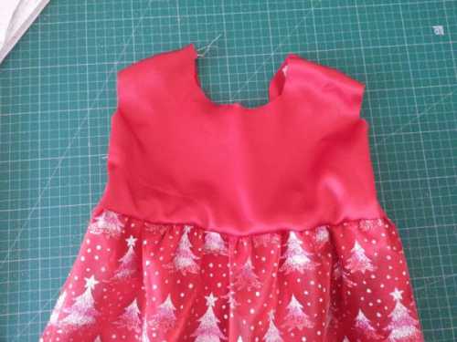 Приложите фантазию, на плече нужно заколоть декоративной булавкой, на ткань нашить камушки, бусинки