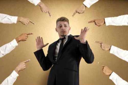 Буллинг может принимать следующие поведенческие формы крики и оскорбления, неприятие иной точки зрения и навязывание окружающим своей точки зрения, отсутствие делегирования и сосредоточение полномочий только в своих руках, постоянная критика и указания на служебное несоответствие некомпетентность