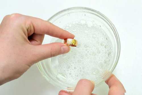 Постелить на дно емкости фольгу и уложить украшения для чистки