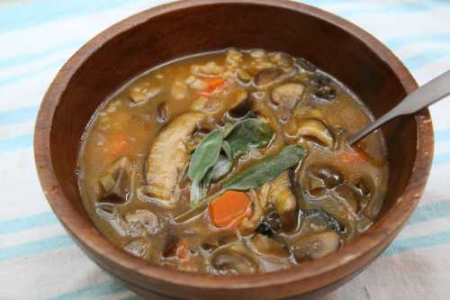 Лук режем мелкими кубиками и обжариваем на растительном масле в режиме