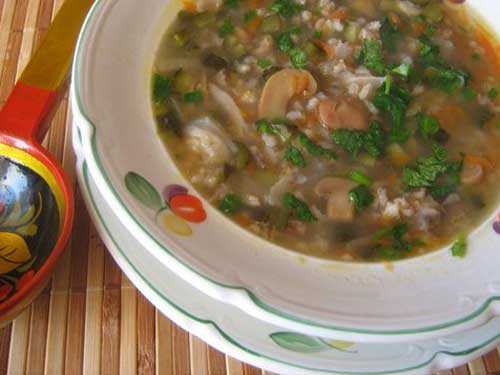 Лук режем мелкими кубиками и обжариваем на растительном масле в режиме