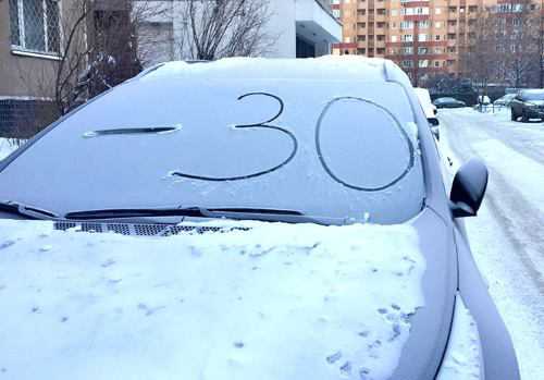 Ни в коем случае при заводе автомобиля не давите на педаль газа акселератора, а то зальете свечи зажигания, и автомобиль точно не заведется