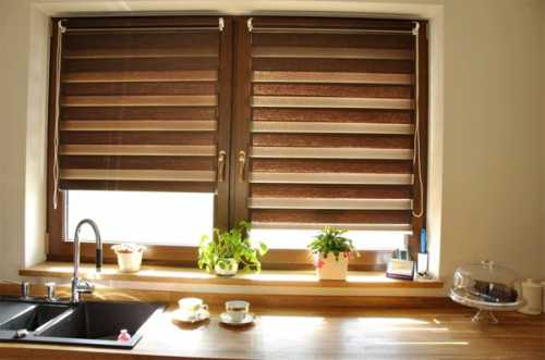 Остановить выбор желательно на жалюзи из ткани, бумаги или полимерных материалов